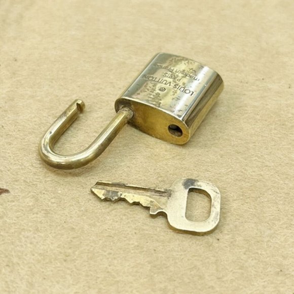 Authentic LOUIS VUITTON LV 10 SET PADLOCK KEY BAG CHARM CADENA GOLD PLATED - Picture 2 of 4